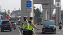 Polisi merazia kendaraan di kawasan Fatmawati, Jakarta, Senin (10/8/2020). Ditlantas Polda Metro Jaya kembali menerapkan sanksi tilang terhadap kendaraan roda empat yang melanggar peraturan ganjil genap di masa Pembatasan Sosial Berskala Besar (PSBB) transisi. (Liputan6.com/Herman Zakharia)
