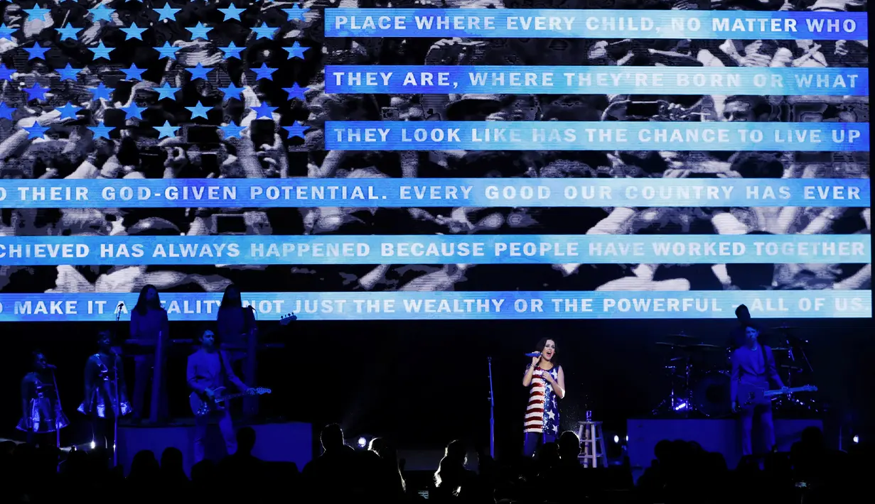 Suasana panggung Katy Perry saat tampil di hadapan pendukung calon presiden dari Partai Demokrat, Hillary Clinton dalam kegiatan kampanye di Philadelphia, Pennsylvania, AS (5/11). (Reuters/Lucas Jackson)