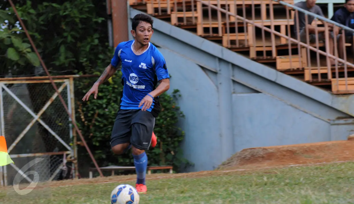 Gelandang PBR, Dolly Gultom menggiring bola saat uji coba dengan Villa 2000 di Lapangan ISCI, Ciputat, Tangerang, Kamis (5/11/2015). Laga ini persiapan PBR menghadapi turnamen Piala Jenderal Sudirman. (Liputan6.com/Helmi Fithriansyah) 