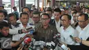 Fary Dj Francis menjawab pertanyaan wartawan terkait kebakaran di Terminal 2E Bandara Soetta, Tangerang, Senin (6/7/15). Fary meminta Angkasa Pura II melakukan penertiban terhadap aoutlet atau kios liar di dalam Bandara. (Liputan6.com/Herman Zakharia)