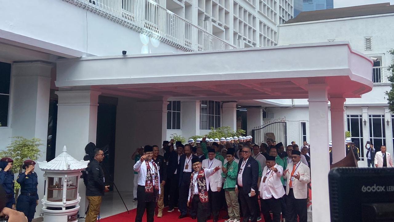 Pasangan calon presiden dan calon wakil presiden Anies Baswedan dan Muhaimin Iskandar (AMIN) tiba di Kantor Komisi Pemilihan Umum (KPU) Jakarta, Kamis (19/10/2023).