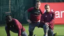 Striker Liverpool Sadio Mane (kiri) bersama Jordan Henderson (tengah) dan Xherdan Shaqiri saat berlatih jelang menghadapi FC Porto pada leg pertama perempat final Liga Champions di Melwood, Liverpool, Inggris, Senin (8/4). The Reds bertekad membungkam Porto di Stadion Anfield. (Paul ELLIS/AFP)