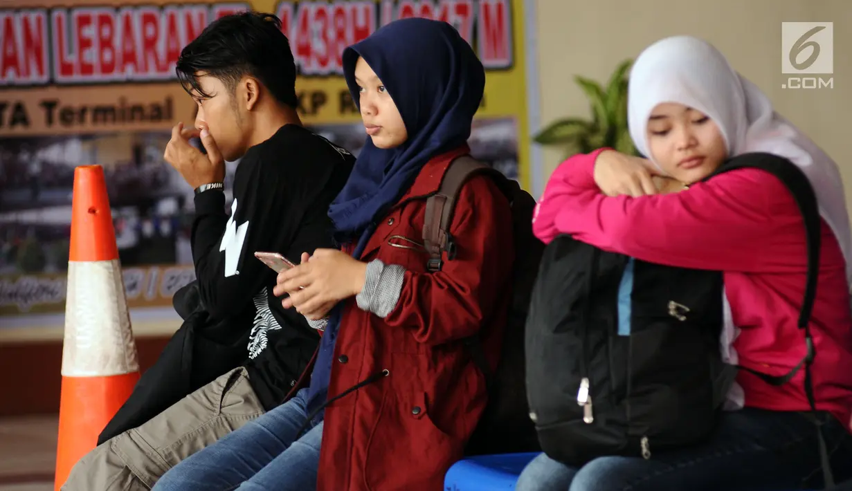 Calon pemudik menanti bis antar kota antar provinsi di Terminal Kampung Rambutan, Jakarta,  Sabtu (24/6). Hingga H-1 Lebaran 2017, pemudik terus berdatangan di Terminal Kampung Rambutan.  (Liputan6.com/Helmi Fithriansyah)