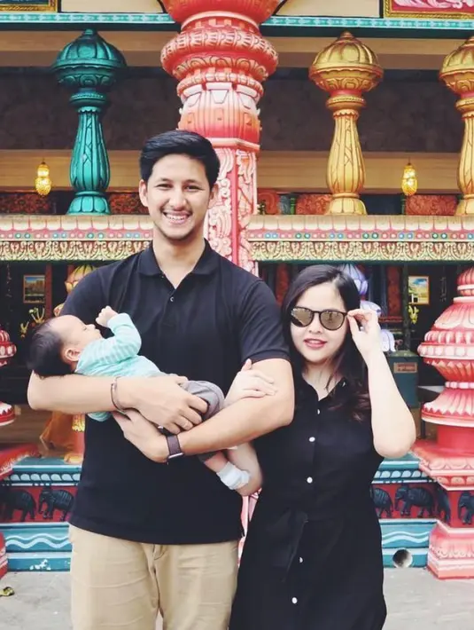 Jika bingung ingin menggunakan pakaian seperti apa saat liburan dengan pasangan, kamu dapat memilih pakaian berwarna hitam sehingga terlihat elegan dan high class. (instagram/tasyakamila)