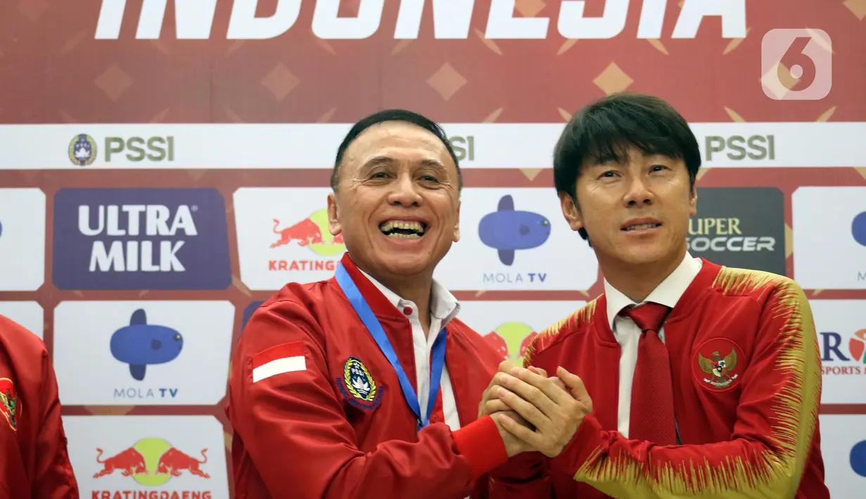 Ketua Umum PSSI, Mochammad Iriawan (kiri) bersama pelatih baru Timnas Indonesia, Shin Tae-Yong saat perkenalan di Ruang VVIP Stadion Pakansari, Kab Bogor, Jawa Barat, Sabtu (28/12/2019). Shin Tae-Yong dikontrak menjadi pelatih Timnas Indonesia selama 4 tahun. (Liputan6.com/Helmi Fithriansyah)