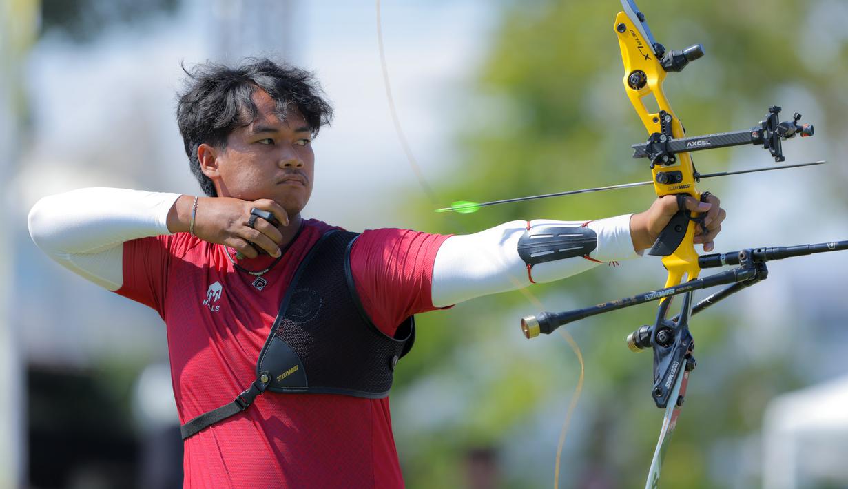 Kini Indonesia mengoleksi 67 medali emas SEA Games 2025 Thailand. Tampak dalam foto, tim panahan Indonesia, Arif Dwi Pangestu saat bertanding pada final nomor recurve beregu putra SEA Games 2025 di Football Field 1, Bangkok, Thailand, Rabu (17/12/2025). (Bola.com/Bagaskara Lazuardi)
