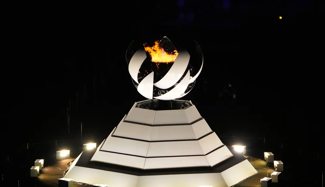 Api Paralimpiade secara bertahap padam saat upacara penutupan Paralimpiade Tokyo 2020 di Stadion Olimpiade, Tokyo, Jepang, Minggu (5/9/2021). (AP Photo/Eugene Hoshiko)