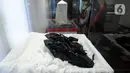 Alas kaki peninggalan Nabi Muhammad SAW dipamerkan dalam pameran artefak asli Rasulullah di Masjid Jami At-Taqwa, Sukamaju, Depok, Jawa Barat, Selasa (29/12/2020). Pameran ini dalam rangka meningkatkan kecintaan kepada Nabi Muhammad SAW. (merdeka.com/Arie Basuki)