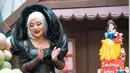 Sementara itu, alih-alih tampil sebagai princess Siti Badriah memilih menjadi penyihir jahat di Snow White. Sedangkan putri pertamanya, tampil menjadi Ratu Grimhilde mengenakan pakaian serba hitam. [@sitibadriahh]