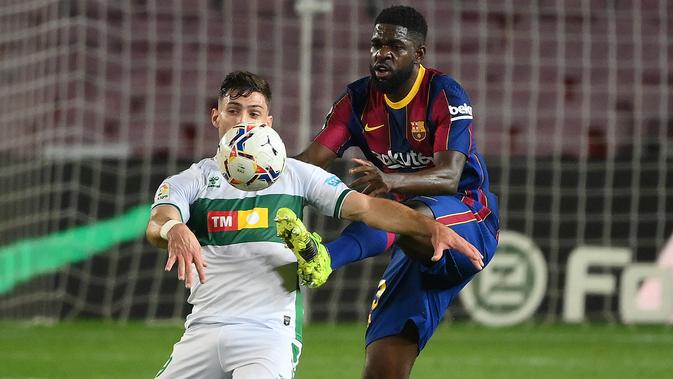 Penyerang Elche, Lucas Boye (kiri) menantang bek Barcelona, Samuel Umtiti pada lanjutan Liga Spanyol di Camp Nou, Kamis (25/2/2021) dini hari WIB. Barcelona menang 3-0 atas Elche melalui Lionel Messi yang mencetak dua gol, sedangkan satu gol lagi dicetak Jordi Alba. (LLUIS GENE/AFP)