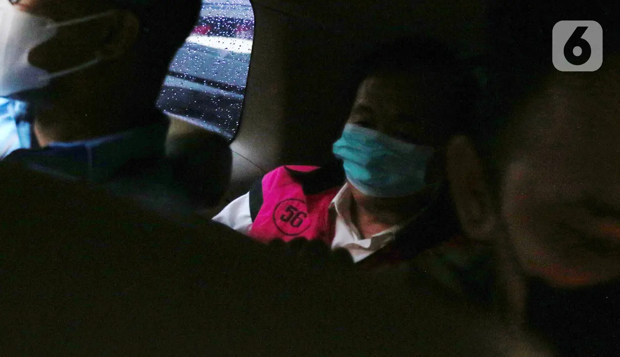 <p>Surya Darmadi (70) alias Apeng, tersangka korupsi yang juga owner PT Darmex Group atau PT Duta Palma Group, berada dalam mobil di Kejaksaan Agung (Kejagung), Jakarta, Senin (15/8/2022). Buronan Kejagung dan KPK itu tiba di Indonesia melalui Bandara Soetta menggunakan pesawat China Airlines dengan nomor penerbangan CI-761 rute Taipei-Jakarta. (Liputan6.com/Angga Yuniar)</p>