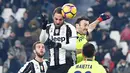 Duel pemain Juventus, Gonzalo Higuain (kiri) dan Pemain Bologna, Vasiuleios Torosidis pada laga Serie A di Juventus Stadium, Turin, (8/1/2017). Juventus menang 3-0.  (EPA/Di Marco)