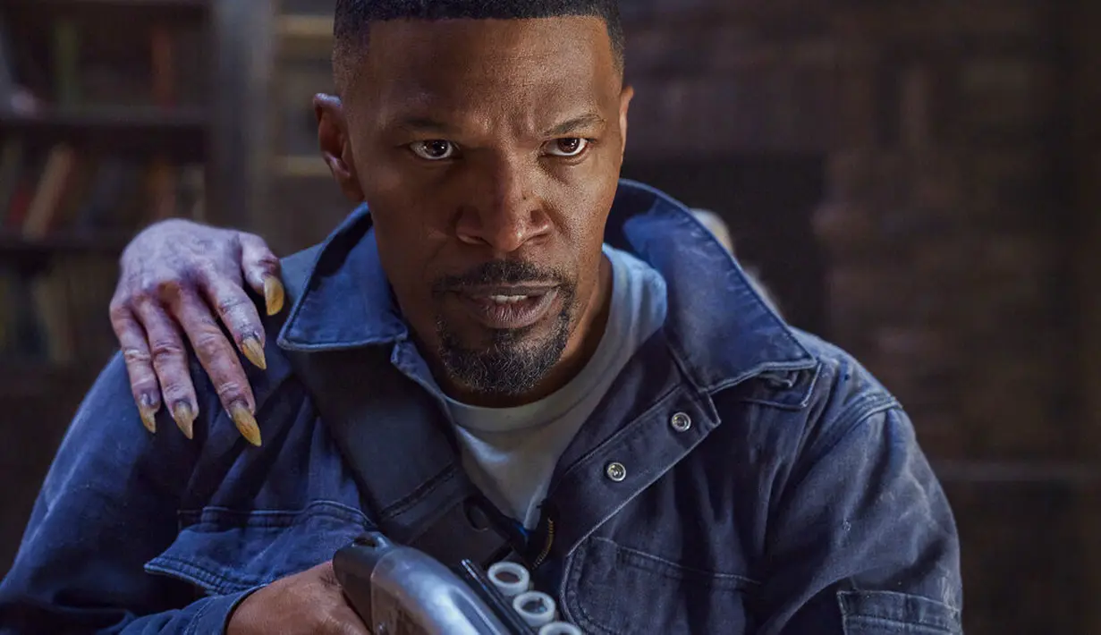Jamie Foxx dalam Day Shift. (Parrish Lewis/Netflix via AP)
