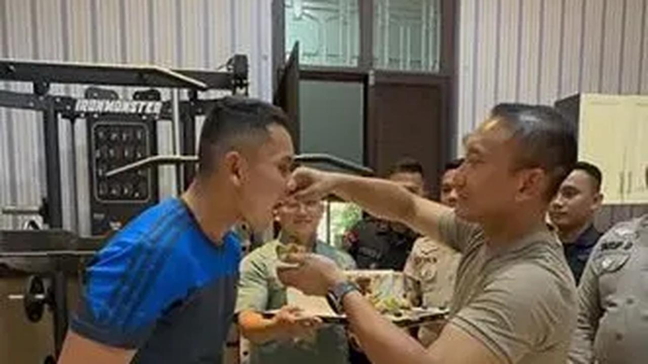 Terlihat pada momen tersebut, Sabilul menyuapi potongan kue ulang tahun kepada sang putra dengan penuh kasih sayang. <br>