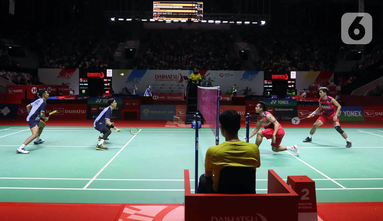 <p>Pebulu tangkis ganda putra Indonesia Fajar Alfian/Muhammad Rian Ardianto (kiri) saat bertanding melawan pemain pebulu tangkis ganda putra Indonesia Pramudya Kusumawardana/Yeremia Rambitan pada babak 32 besar turnamen Daihatsu Indonesia Masters 2023 di Istora Senayan, Jakarta, Selasa (24/1/2023). Fajar Alfian/Muhammad Rian Ardianto menang atas Pramudya Kusumawardana/Yeremia Rambitan dengan skor 18-21, 21-14, dan 21-10. (Liputan6.com/Herman Zakharia)</p>