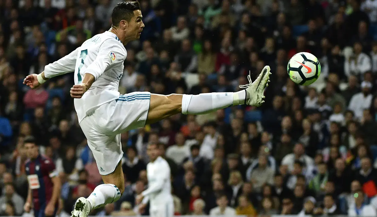 Aksi pemain Real Madrid, Cristiano Ronaldo mengontrol bola saat melawan Eibar pada lanjutan La Liga Santander di Santiago Bernabeu stadium, Madrid, (22/10/2017). Madrid menang 3-0. (AFP/Pierre-Philippe Marcou)