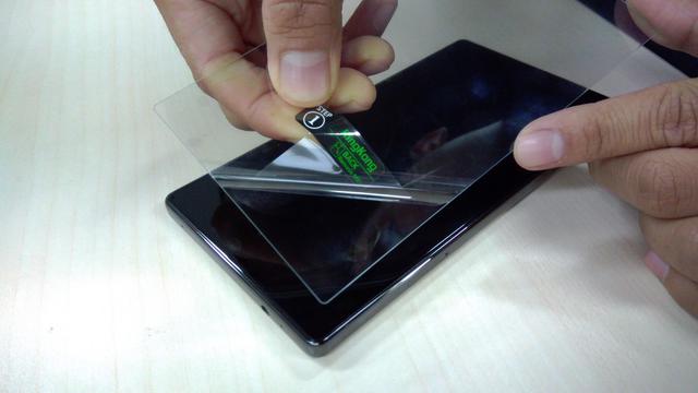 Cara Memasang Pelindung Layar Ponsel. Liputan6.com/Yuslianson