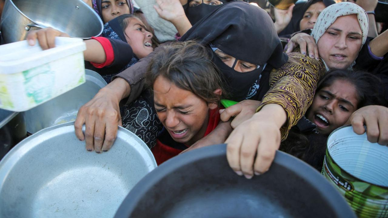 Anak-anak kelaparan Jalur Gaza mengantre makanan