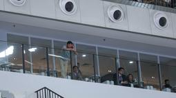 Mantan pelatih Timnas Sepak Bola Indonesia, Shin Tae-yong menyaksikan laga antara Indonesia melawan Korea Selatan saat laga Grup A Piala Asia Futsal 2026 Selatan di Indonesia Arena, Senayan, Jakarta, Selasa (27/01/2026). (Bola.com/Bagaskara Lazuardi)