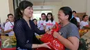 Istri Gubernur DKI Jakarta Basuki Tjahaja Purnama, Veronica Tan secara simbolis memberikan minyak goreng murah yang didistribusikan oleh Sinar Mas pada acara Bazaar Rakyat di Rusun Marunda, Jakarta Utara, Kamis (30/6). (Liputan6.com/Angga Yuniar)