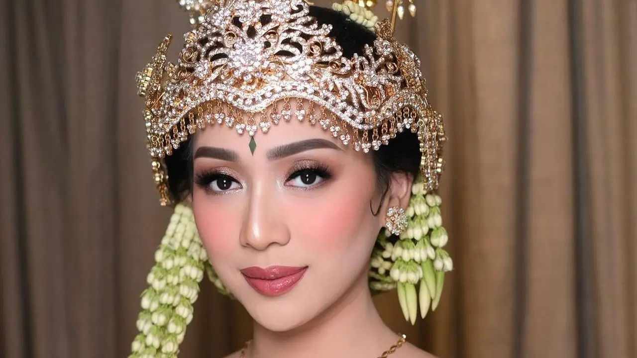 6 Gaya Istri Angga Maliq & D’Essentials Balutan Baju Adat Sunda di Momen Resepsi Pernikahan