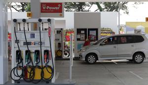 Petugas SPBU Shell mengisi bahan bakar mobil di kawasan bisnis Soewarna, Bandara Soetta, Tangerang, Banten, Kamis (19/4). Shell menambah SPBU di kawasan Bandara Soetta untuk memenuhi kebutuhan bahan bakar berkualitas.(Liputan6.com/Angga Yuniar)