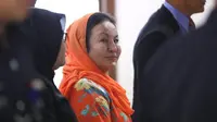 Istri mantan perdana menteri Najib Razak, Rosmah Mansor, didakwa 17 pelanggaran pada Kamis, 4 Oktober 2018 (AP/Vincent Thian)