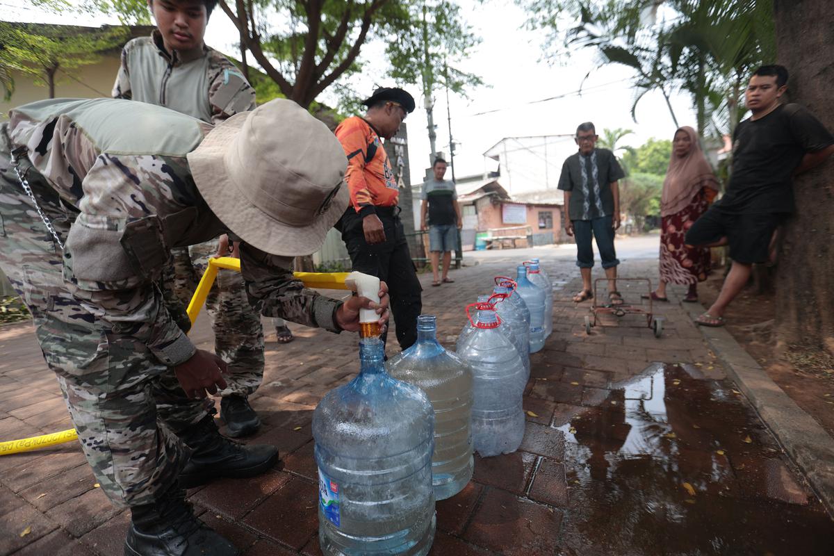 Warga Lenteng Agung Antre Air Bersih