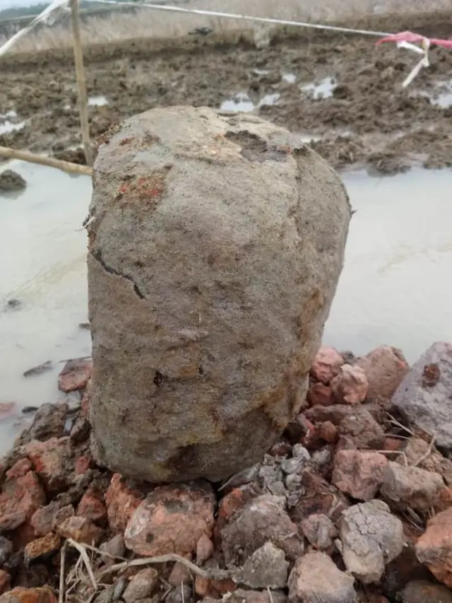 Artefak berupa batu lonjong membulat kembali ditemukan di situs batu bata kuno raksasa di Kalikudi, Cilacap, Jawa Tengah. (Foto: Liputan6.com/Nakam SW/Muhamad Ridlo)