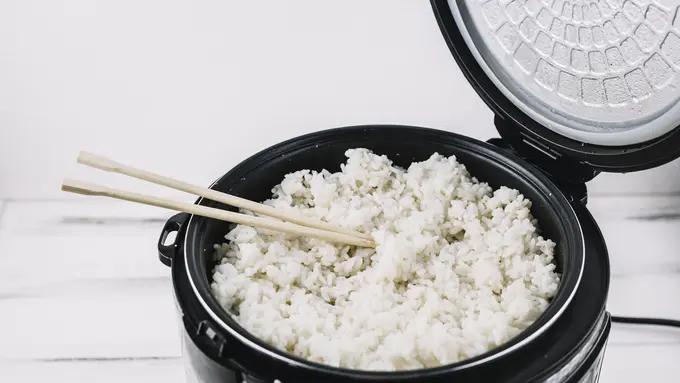Cara Simpel agar Nasi Tidak Kering dan Berkerak di Rice Cooker