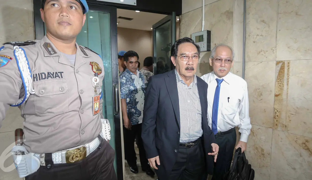 Mantan Ketua KPK Antasari Azhar didampingi adik Nasruddin Zulkarnaen, Andi Syamsuddin serta kuasa hukumnya mendatangi Bareskrim Polri, Jakarta, Selasa (14/2). Antasari Azhar melaporkan dugaan kriminalisasi terhadap dirinya. (Liputan6.com)
