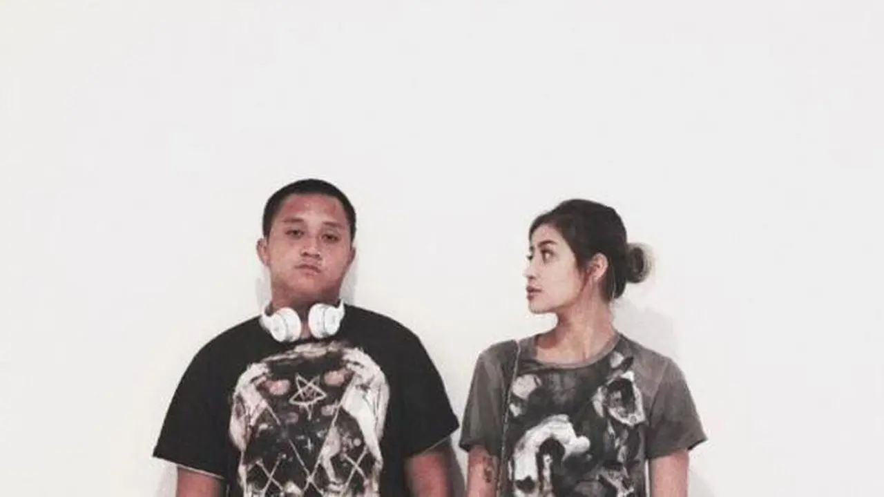 Potret kemesraan Oka Mahendra Bersama Awkarin