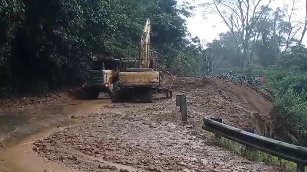 Longsor di wilayah Sitinjau Lauik pada Selasa (7/5/2024). (Liputan6.com/ ist)