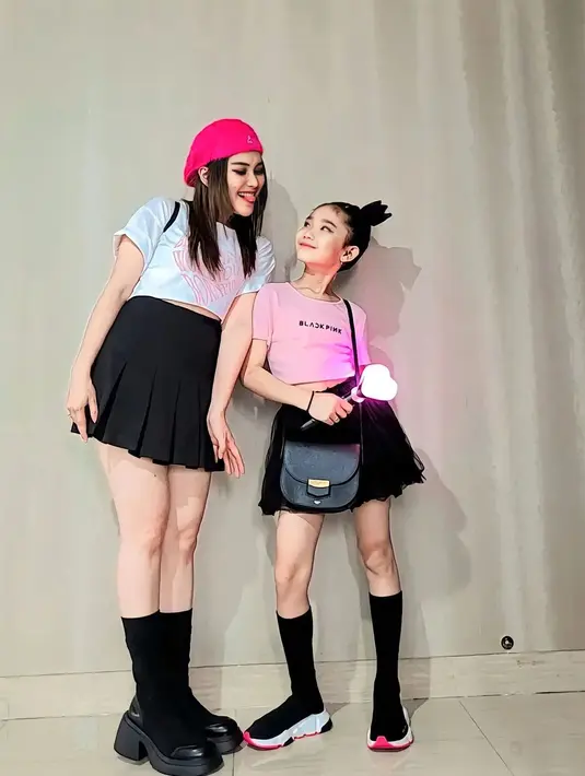 Penampilan Bilqis semakin manis dengan gaya rambut yang diberi pemanis pita hitam di bagian atas. Ia juga tampak membawa light stick BLACKPINK. [Foto: Instagram/ayutingting92]