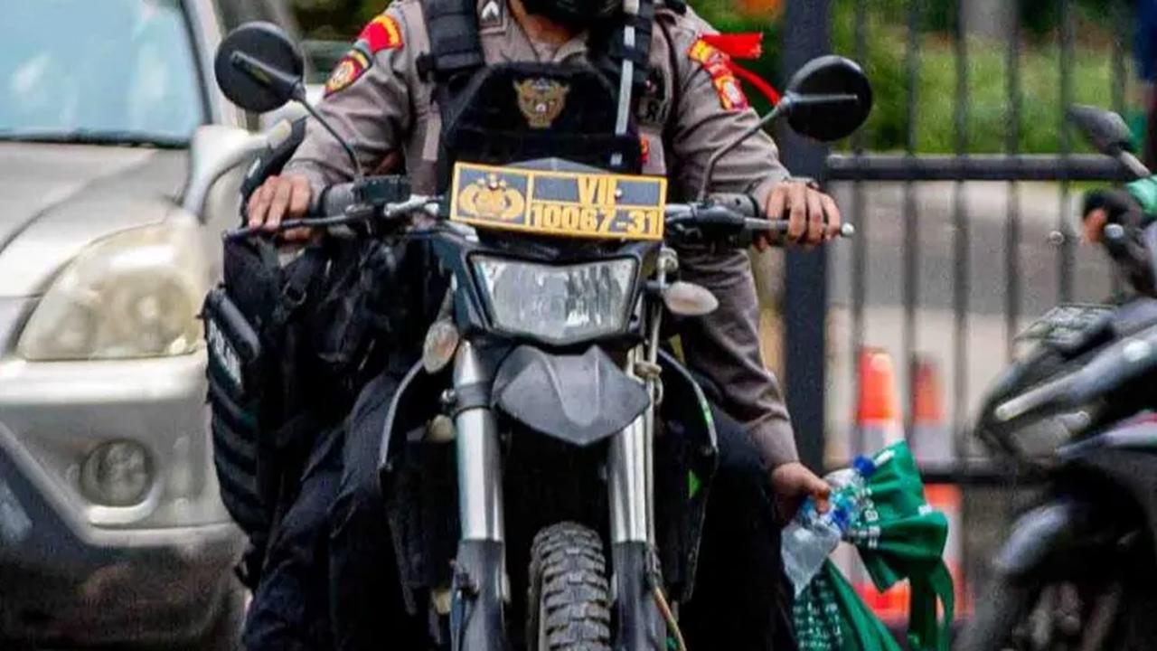 Dengan mengendarai motor trail anggota polisi itu meluncur ke lokasi untuk pengamanan.