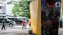 Sejumlah pedagang berjalan di dekat mural imbauan untuk melawan COVID-19 di Jakarta, Kamis (17/11/2020). Menurutnya, capaian tersebut sudah lebih baik, bahkan berada di atas rata-rata tingkat kesembuhan global. (Liputan6.com/JohanTallo)