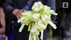 Pedagang menjual kulit ketupat di Pasar Palmerah, Jakarta, Selasa (9/4/2024). (Liputan6.com/Angga Yuniar)