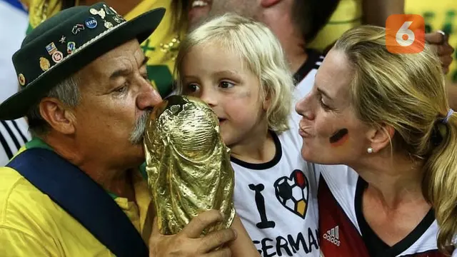 Potret Fernandes mencium replika trofi Piala Dunia