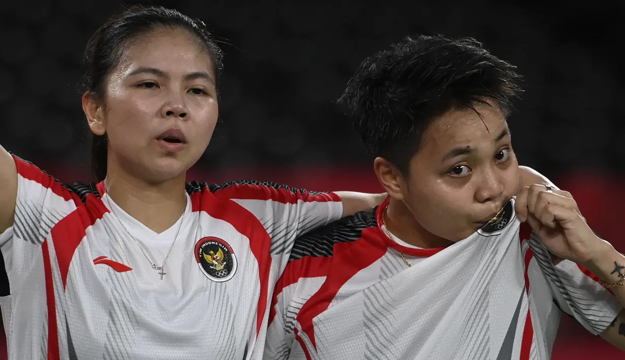Selebrasi ganda putri Indonesia Apriyani Rahayu dan Greysia Polii setelah menang atas pasangan China pada final badminton ganda putri Olimpiade Tokyo 2020 di Musashino Forest Sport, Senin (2/8/2021). (Alexander NEMENOV/AFP)