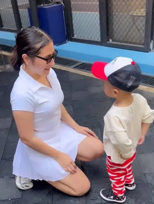 Terlihat kebersamaan Prilly Latuconsina bareng Cipung saat berdua ini menarik perhatian. Pasalnya, tidak sedikit yang kerap menyebut Prilly mirip dengan Gigi. Bahkan pemain sinetron Ganteng-Ganteng Serigala ini sempat disangka Gigi saat bertemu orang di mall. (Liputan6.com/IG/@prillylatuconsina96)