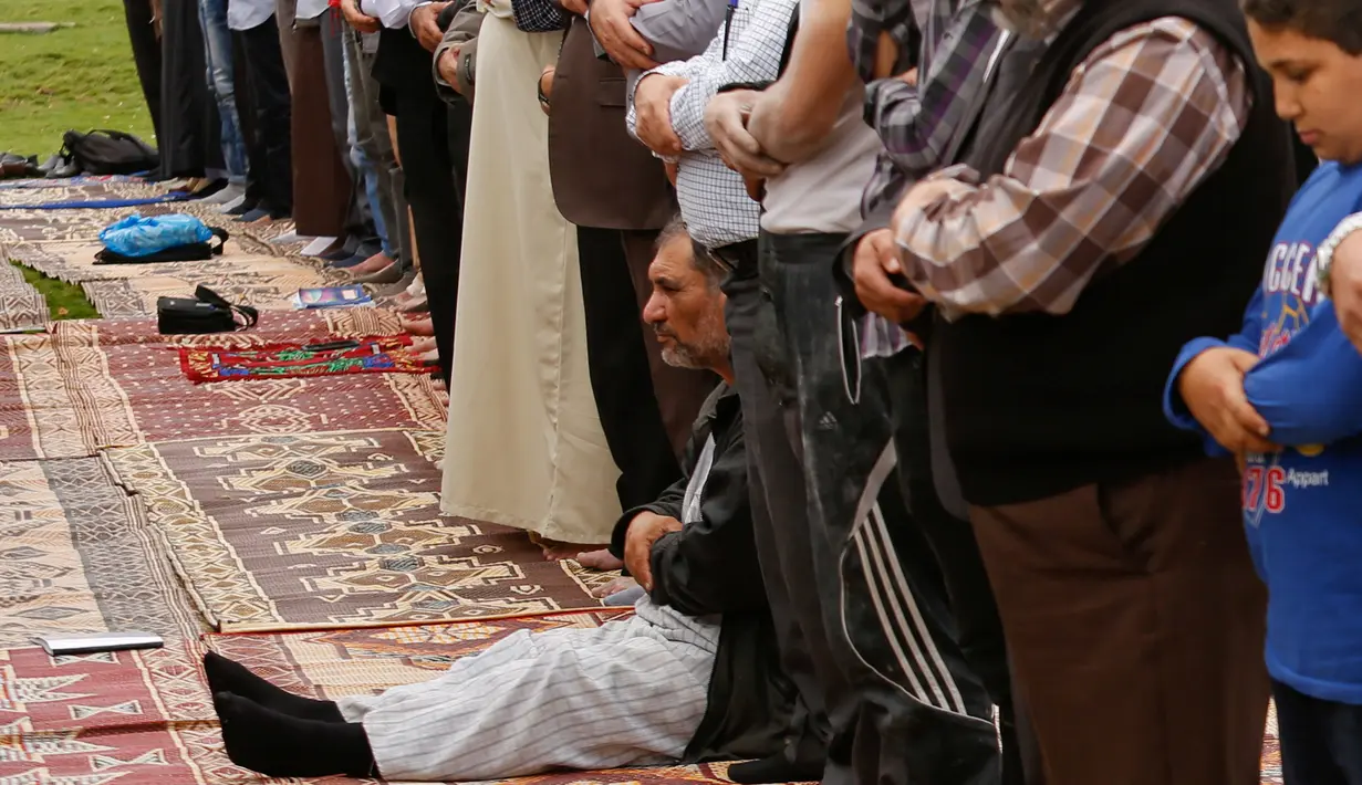 Warga Palestina gelar salat Istisqa di Kota Gaza, Palestina, Rabu (16/11). Kemarau yang melanda beberapa bulan terakhir di Gaza menyebabkan krisis air dan memperburuk kondisi pertanian. (REUTERS)