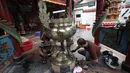 Suasana saat warga keturunan Tionghoa menggelar aksi bersih-bersih di Vihara Amurva Bhumi, Jakarta, Kamis (8/2). Aksi membersihkan patung dewa-dewi sudah menjadi agenda rutin jelang Imlek di vihara ini. (Liputan6.com/Arya Manggala)