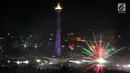 Kembang api menyala menyambut pergantian tahun 2018 ke 2019 di kawasan Monumen Nasional, Jakarta, Selasa (1/1). Ribuan orang merayakan malam pergantian tahun di halaman Monumen Nasional, Jakarta. (Liputan6.com/Helmi Fithriansyah)
