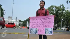 Susanto (28) melakukan aksi jual ginjal di depan Istana Merdeka, Jakarta, Jumat (20/11). Dalam aksinya, bapak muda itu meminta Presiden Jokowi membeli ginjalnya guna membiayai operasi transplantasi hati sang anak. (Liputan6.com/Gempur M Surya)