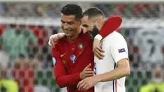 Pemain Portugal Cristiano Ronaldo (kiri) dan pemain Prancis Karim Benzema (kanan) meninggalkan lapangan bersama saat turun minum pada pertandingan Grup F Euro 2020 di Puskas Arena, Budapest, Hungaria, Rabu (23/6/2021). Laga berakhir imbang 2-2. (Franck Fife, Pool photo via AP)