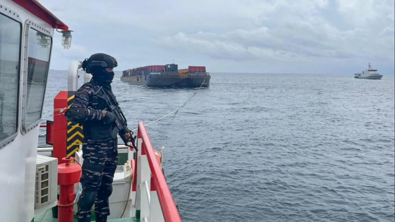 Prajurit TNI AL saat mengamankan dua kapal pengangkut nikel yang terindikasi melakukan sejumlah pelanggaran di Perairan Mandiodo, Konawe Utara, Sulawesi Tenggara, Selasa (25/11/2025 ).