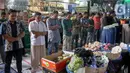 Umat muslim melaksanakan ibadah salat Jumat pertama pada bulan Ramadhan 1445 H di Pasar Tanah Abang, Jakarta,Jumat (15/3/2024). (Liputan6.com/Herman Zakharia)