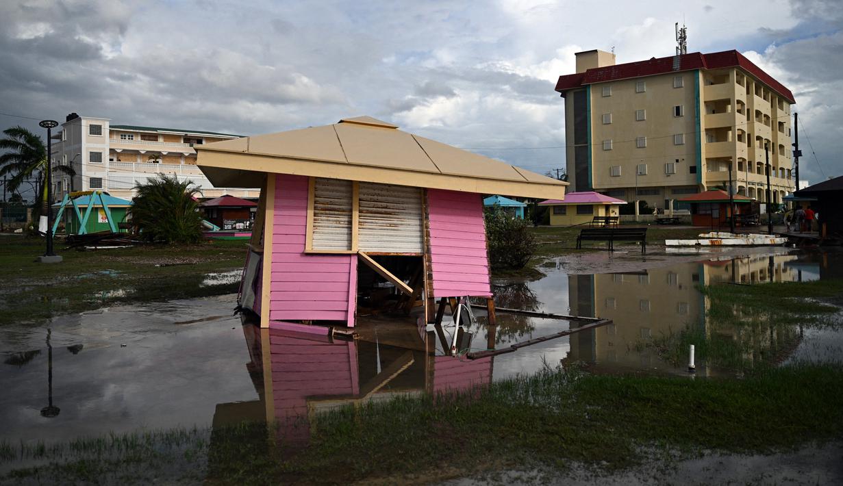 Pemandangan restoran cepat saji yang rusak setelah Badai Lisa di Belize City, Belize, 3 November 2022. Badai Tropis Lisa menyebabkan banjir dan membuat sebagian negara itu menjadi gelap gulita. (Johan ORDONEZ/AFP)