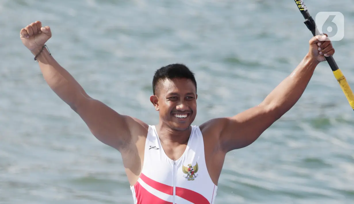 Atlet kano Indonesia, Maizir Ryondra, melakukan selebrasi usai tampil pada nomor Men's K1 1000 meter SEA Games 2019 di Subic Bay, Filipina, Jumat (6/12/2019). Maizir berhasil meraih medali emas dengan catatan waktu 3 menit 55,841 detik. (Bola.com/M Iqbal Ichsan)