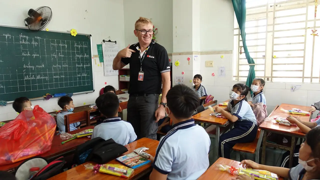 Guru dan siswa belajar di dalam kelas (pexels)